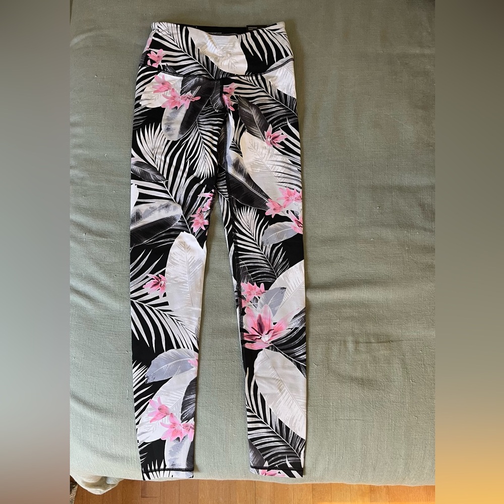 Women’s Victoria’s Secret leggings size xs